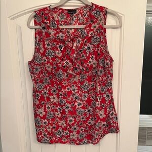 Zenobia Women’s Red and White Floral Sleeveless Tie Front Blouse. Sz XL